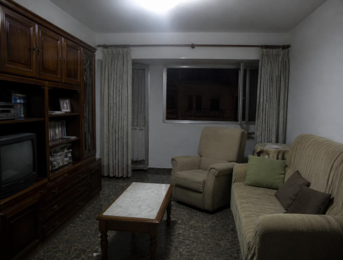 Salón con luz blanca fría antes del cambio de bombillas