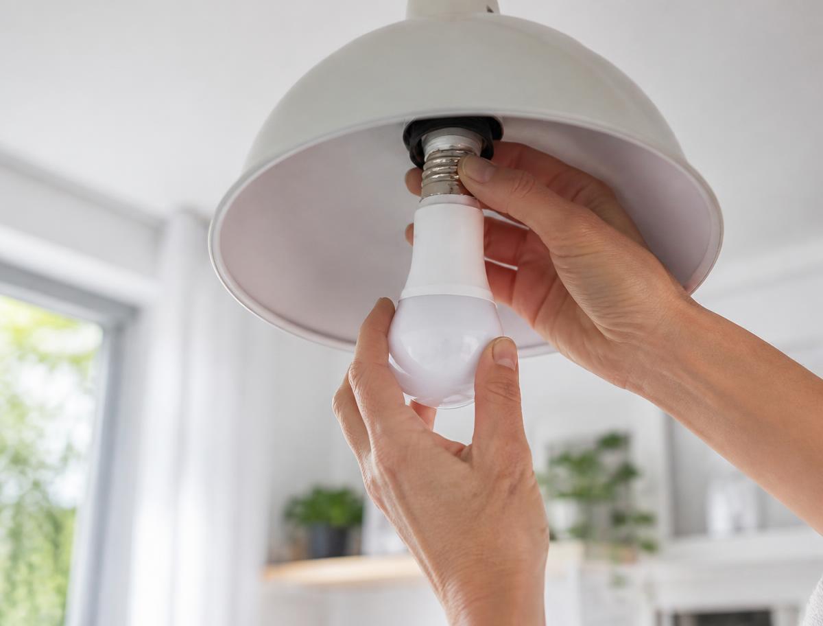 Instalando la bombilla inteligente en una lámpara de techo